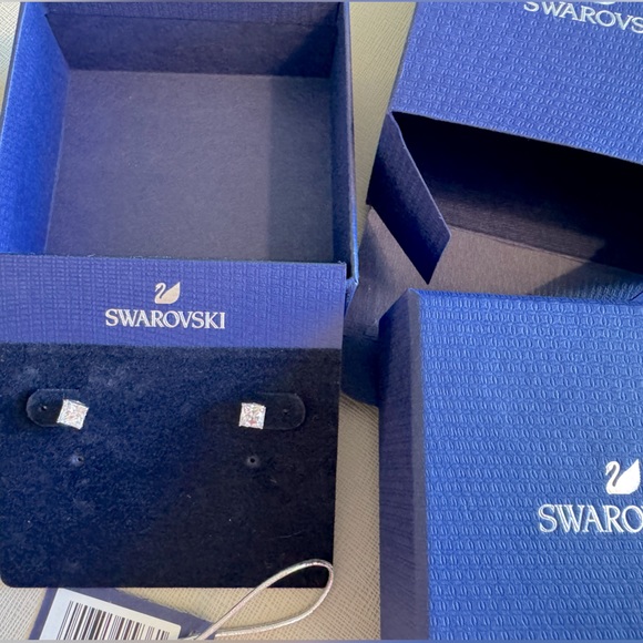 Swarovski Attract stud earrings - Square cut, White, Rhodium plated - Picture 1 of 3